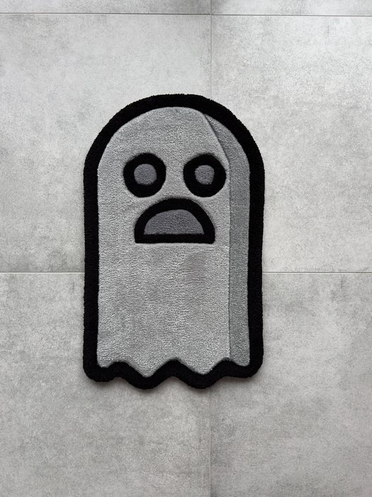 Ręcznie tuftowany dywan w kształcie ducha na Halloween, powieszony na kafelkowej ścianie