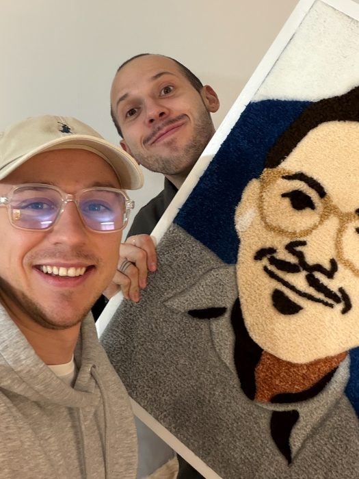 Klient odbiera gotowy, ręcznie tuftowany portret